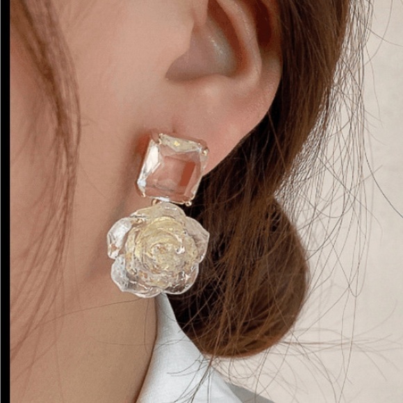 Rose Petals Quartz’s And Resin Earrings With Gold Accents NWT - Picture 1 of 3